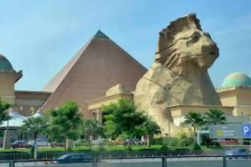 سان‌وی پیرامید؛ سفری به مصر باستان (Sunway Pyramid)